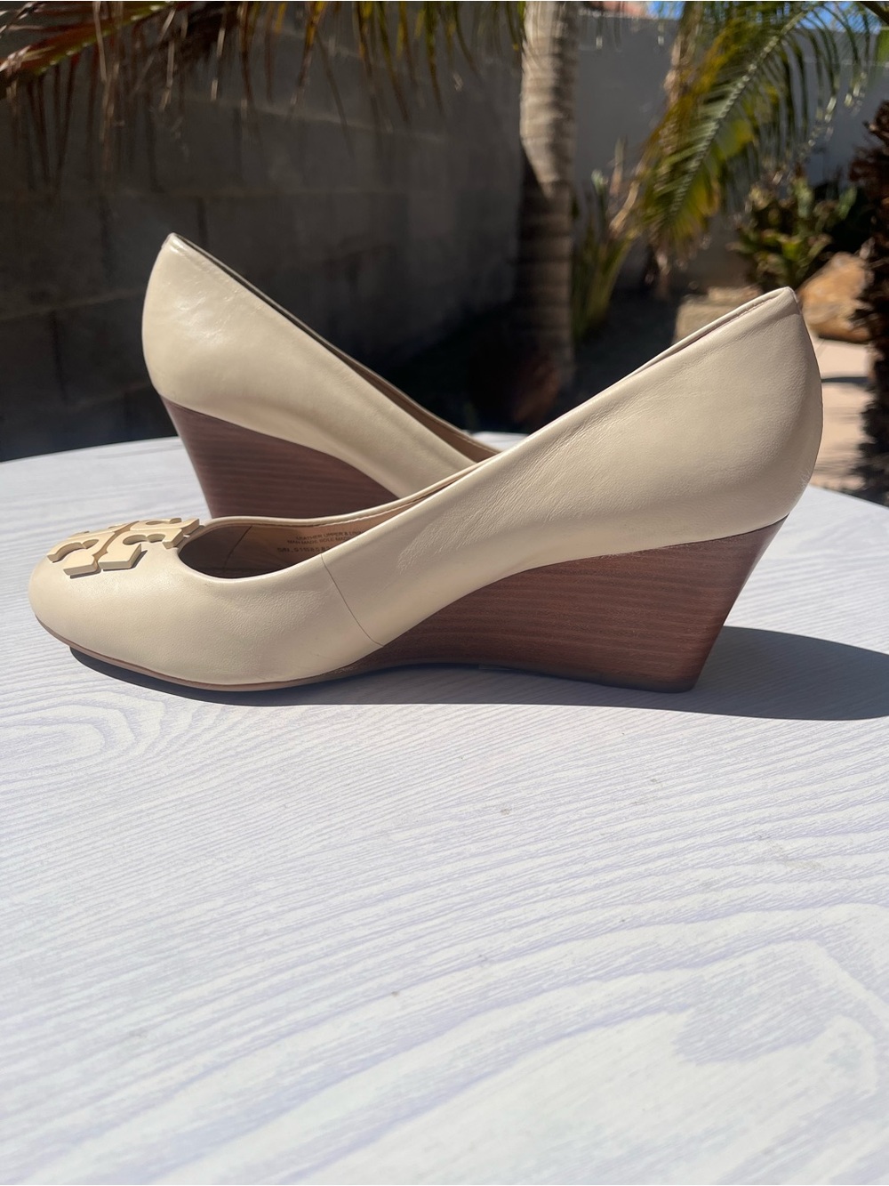 Tory Burch Cream Leather Wedge Pumps with Logo Medallion - Picture 5 of 12